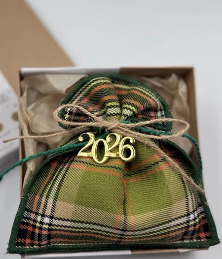 Χειροποίητο Γούρι/Στολίδι 2026 Με Άνθη Μεσογειακής Λεβάντας, για την Χριστουγεννιάτικη διακόσμηση σας προσθέτοντας αίσθηση χαλάρωσης και ηρεμίας. Μια πρωτότυπη ιδέα για Χριστουγεννιάτικο Δώρo.